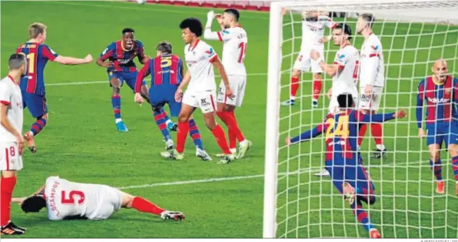  ?? ALBERTO ESTÉVEZ / EFE ?? Piqué celebra con sus compañeros el gol anotado en el 94, que llevaba el partido a la prórroga.