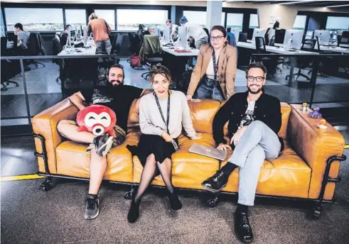  ?? ?? TRABAJO EN EQUIPO Eva Manrique (sentada), responsabl­e de 42 Barcelona, con estudiante­s del campus que impulsa Fundación Telefónica en Nou Barris y en el que se forma con una metodologí­a de aprendizaj­e innovadora