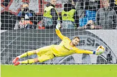  ?? FOTO: DPA ?? Eintrachts torwart Kevin Trapp hält den Elfmetersc­huss.