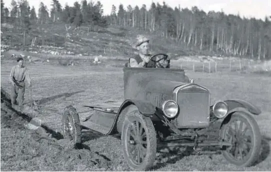  ?? FOTO FRÅ BOKA ?? PLØYING: Gardsarbei­d på Bujordet. Tore Skåli køyrer og Olav Løyte styrer plogen. Motivet er frå kring 1935.