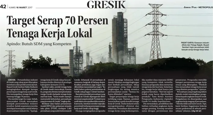  ?? GUSLAN GUMILANG/JAWA POS ?? PADAT KARYA: Kawasan industri difoto dari Telaga Ngipik. Bupati Sambari ingin perusahaan lebih banyak serap tenaga kerja lokal.