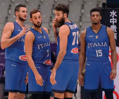  ?? CIAMILLO ?? In corsa Danilo Gallinari, 31 anni, Marco Belinelli, 34, Gigi Datome, 32, e Jeff Brooks, 30, alla Coppa del Mondo di basket 2019