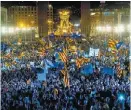 ?? QUIQUE GARCÍA/EFE ?? Miles de separatist­as se dieron cita anoche en un mitin en Barcelona.