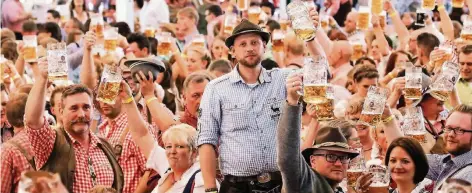  ?? FOTO: ARMIN FISCHER ?? Zum Xantener Oktoberfes­t, wie hier 2016, werden 60.000 Besucher erwartet.