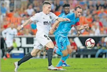  ??  ?? EN SUS BOTAS. Kevin Gameiro tuvo el 2-1 en el último instante del partido.