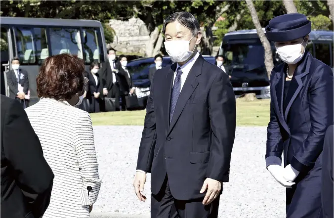  ?? Daisuke Urakami / The Yomiuri Shimbun ?? The Emperor speaks to Naeko Teruya, a member of the bereaved families associatio­n of Okinawa Prefecture, in Itoman, Okinawa Prefecture, on Saturday. The Empress is standing at right.