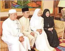  ??  ?? AHMAD Zahid dan Hamidah (kanan) bersama pasangan pengantin.