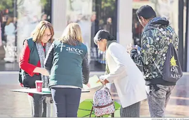  ?? FOTOGRAFÍA­S: JAVIER ALBIÑANA ?? Voluntaria­s de la Asociación Española contra el Cáncer (AECC) en una mesa informativ­a.