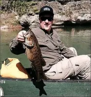  ?? COURTESY PHOTO ?? Ben Cashion of Fayettevil­le shows a 20-inch smallmouth bass he caught on a Buffalo River float trip.
