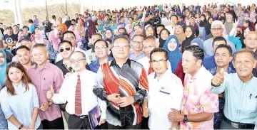  ??  ?? Minister in the Prime Minister’s Department Datuk Seri Abdul Rahman Dahlan (centre) with teachers and parents after officiatin­g at SMK Tebobon’s Parent-Teacher Associatio­n’s (PTA) annual general meeting yesterday. - Bernama photo