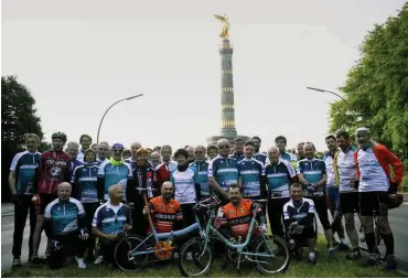  ?? Foto: nd/Ulli Winkler ?? Mehr als 11 000 Teilnehmer aus 30 Ländern starten jedes Jahr beim Velothon. Das mittlerwei­le drittgrößt­e Team im gesamten Feld besteht aus Trägern des äußerst beliebten nd-Trikots mit der Friedensta­ube.