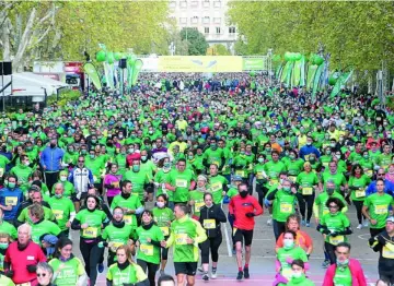  ?? FOTOS: RUBÉN CACHO Y JESÚS FORMIGO/ICAL ?? Valladolid no pudo batir el récord de 2019 pero más de 44.000 personas tiñeron de verde las calles de la ciudad