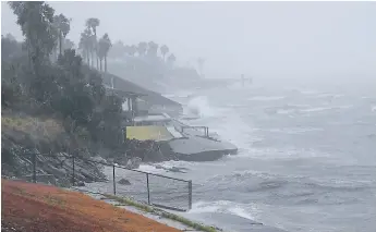  ?? FOTO: AFP ?? Además de olas de hasta cuatro metros, se espera que Harvey arroje gran cantidad de lluvia, hasta 914 milímetros, en su trayecto.
