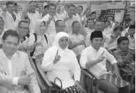  ?? DITE SURENDRA/JAWA POS ?? BERINGIN BERGERAK: Khofifah-Emil diapit Airlangga (kiri) dan Idrus Marham di kantor DPD Partai Golkar Jawa Timur kemarin.