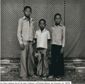  ?? ?? Le futur auteur (à d.) et ses «frères» à Pointe-Noire, au Congo, en 1975.