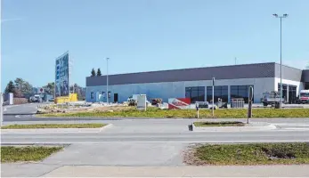  ?? FOTO: ULRICH STOCK ?? Blick auf den Edeka-Neubau in Weißensber­g-Rothkreuz: So wie links die Fahnen von Mercedes will Edeka-Esslinger auf dem Parkplatz rechts vom Gebäude seine Flaggenmas­ten aufstellen.