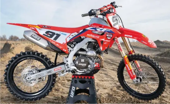  ??  ?? Une base d’origine avec les bons réglages et quelques pièces sur mesure, voici la recette Honda France pour cette première version sable de la nouvelle CRF 2021.