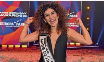  ?? FOTO: IMAGO IMAGES ?? Apameh Schönauer im Freudentau­mel: Die 39-Jährige setzte sich beim Finale von „Miss Germany“im Europa-Park in Rust gegen acht andere Frauen durch. Für den Erfolg erhält sie 25 000 Euro.