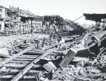  ?? FOTO: ARCHIV ?? Unter der Hitze der Bomben verbogen sich die Gleise im Aalener Bahnhof. Bahngeländ­e und Bahnhofsge­bäude wurden kurz vor Kriegsende am 17. April 1945 schwer beschädigt. Über zwei Monate lang fuhr hier kein Zug mehr.