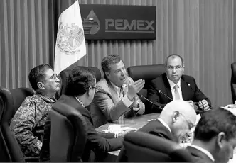  ??  ?? El mandatario
estatal reconoció el esfuerzo de PEMEX.