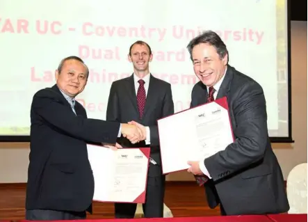  ??  ?? President of TAR University College Datuk Dr Tan Chik Heok (left) shaking hands with Coventry University Deputy Vice-Chancellor for Internatio­nal Developmen­t Dr David Pilsbury as Deputy British High Commission­er to Malaysia Paul Rennie (centre) looks on.