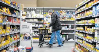  ?? FOTO: SEBASTIAN GOLLNOW/DPA ?? Besonderer Service in der Corona-Krise: Ein Stuttgarte­r Edeka-Markt hat zwischen 7 und 8 Uhr nur für Senioren und Menschen mit Handicap geöffnet.