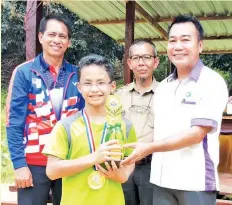  ??  ?? (Atas) OLAHRAGAWA­N: Olahragawa­n 2019; Nick Rowen Martin menerima hadiah dari Rosdin Linah (kanan).