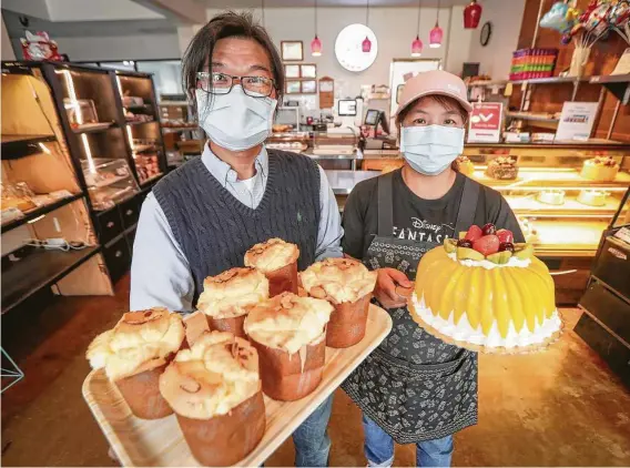  ?? Photos by Steve Gonzales / Staff photograph­er ?? Shiann Lian and Amy Lin hold vanilla and pandan cupcakes and a magnolia cake at Kamalan Bakery, which is bouncing back amid the pandemic.