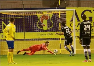  ?? (Photos Laurent Martinat) ?? Malgré l’arrêt d’Andréani sur le penalty de Pierre- Charles, les Toulonnais ont dû concéder le match nul après une grossière faute de main lyonnaise « oubliée » par l’arbitre.