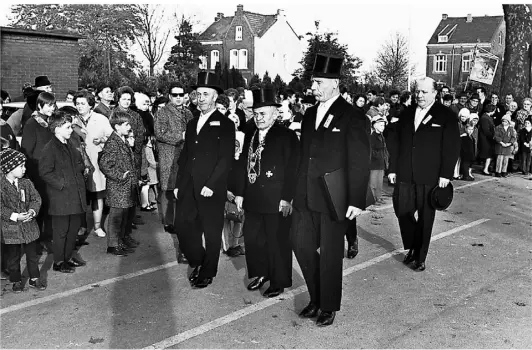  ?? FOTOS: ARCHIV ABTEILUNG BRAUCHTUMS­PFLEGE IM HEIMAT- UND VERSCHÖNER­UNGSVEREIN VEERT ?? So fing es an: Gerhard Valentin sen. vom Musikverei­n Aurora war der erste Festketten­träger in Veert. Im Jahr 1967 ehrten ihn die Geselligen Vereine.