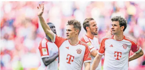  ?? FOTO: WELLER/DPA ?? Joshua Kimmich (links) und Thomas Müller fiebern dem Viertelfin­al-Rückspiel in der Champions League gegen den FC Arsenal entgegen.