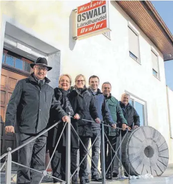  ?? FOTO: PRIVAT ?? Sind sich bei der Übergabe des Betriebs Landhandel Oswald einig geworden (v.l.): Wolfgang und Wilma Harsch, Anna-Lena und Daniel Reiser, Udo Stauß und Herbert Stauß von der Landhandel Stauß GmbH.