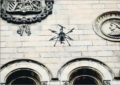  ?? ÀLEX GARCIA ?? Momento en el que el dron sobrevuela la fachada principal del edificio histórico de la UB para inspeccion­arla