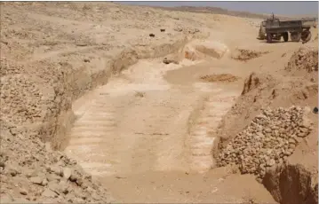  ?? FOTO: YANNIS GOURDON/IFAO ?? Stenrampen i Hatnub-minen rummer måske nøglen til gåden om, hvordan pyramidern­e i Giza blev bygget.