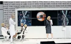  ?? ?? In den Walhall-Laboratori­es wird am optimierte­n Menschen geforscht: Thomas Johannes Mayer als Wotan (links vorne) und Judith Braun als Fricka (Mitte).