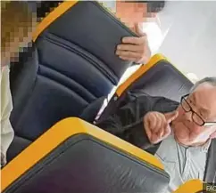  ??  ?? Der Mann beschimpft­e die gebrechlic­he Passagieri­n (links) rassistisc­h.