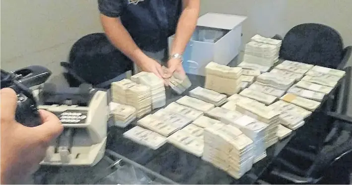  ??  ?? Con la maquinita de contar. Efectivos de la policía uruguaya encontraro­n casi 4 millones de dólares en una caja de seguridad de Balcedo en una financiera ubicada en Maldonado.