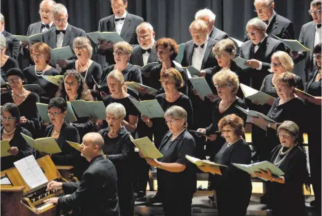  ?? FOTO: KLAUS WEISS ?? Der Konzertcho­r Federsee berührte das Publikum mit seinem Vortrag.