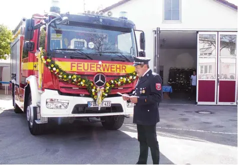  ??  ?? Kommandant Stefan Oswald stellte das Löschfahrz­eug der Ottmaringe­r Feuerwehr den Besuchern vor.