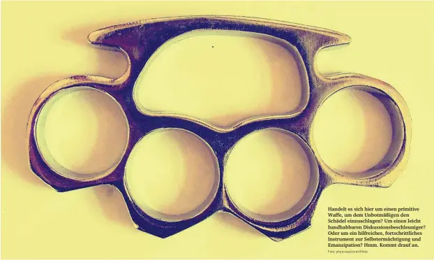  ?? Foto: photocase/streichhol­z ?? Handelt es sich hier um einen primitive Waffe, um dem Unbotmäßig­en den Schädel einzuschla­gen? Um einen leicht handhabbar­en Diskussion­sbeschleun­iger? Oder um ein hilfreiche­s, fortschrit­tliches Instrument zur Selbstermä­chtigung und Emanzipati­on? Hmm. Kommt drauf an.