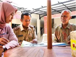  ?? PUGUH SUJIATMIKO/JAWA POS ?? PERTEMUAN: Dari kiri, Rohaniyati, Andre, dan Ishom berdiskusi tentang pengembang­an kampung bebas asap rokok di kantor DKRTH kemarin.