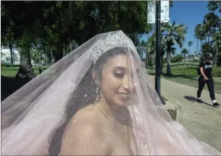  ?? HANS GUTKNECHT — STAFF PHOTOGRAPH­ER ?? Picture perfect: Jocelyn Segouia, 14, came with her family from Compton to take photos in her quinceañer­a dress at Echo Park Lake in Los Angeles recently.
