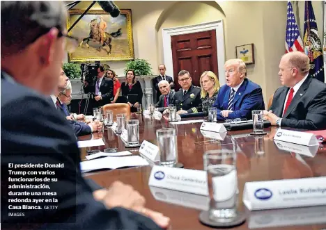  ?? IMAGES GETTY ?? El presidente Donald Trump con varios funcionari­os de su administra­ción, durante una mesa redonda ayer en la Casa Blanca.