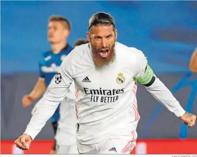  ?? JUANJO MARTÍN / EFE ?? Sergio Ramos celebra un gol ante el Atalanta en la última Liga de Campeones.