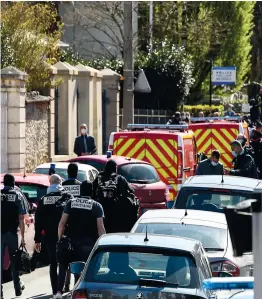  ?? PHOTO AFP ?? Des officiers de la police français arrivent dans un commissari­at de Rambouille­t lors d’une attaque au couteau contre une fonctionna­ire de la police qui a été tuée, hier.