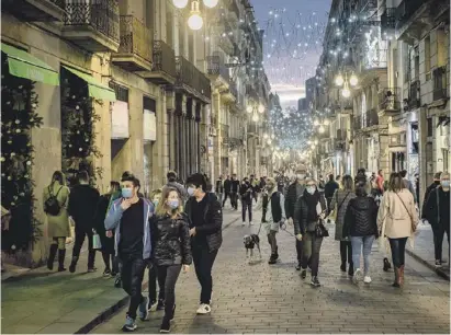  ?? Foto: dpa ?? Viele Weihnachts­lichter sorgten vergangene­s Jahr in Barcelona für festliche Stimmung.