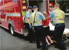  ?? Foto: Profimedia a Getty Images ?? Na snímku vlevo je matka, jejíž dcera zemřela na následky nadužívání léků s opioidy, o nichž se ze začátku tvrdilo, že nemohou vyvolat závislost. Vpravo pak snímek záchranářů, jak odvážejí ženu předávkova­nou opioidy, které zkombinova­la s alkoholem.