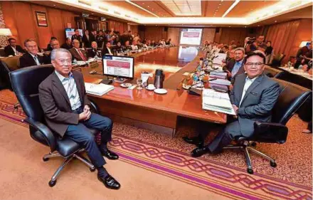  ?? BERNAMA PIC ?? Home Minister Tan Sri Muhyiddin Yassin (left) chairing the first Coordinati­on Committee Meeting to Address Congestion at the Causeway, in Johor Baru yesterday. With him is Home Ministry deputy secretary-general (management) Datuk Jamil Rakon (right).