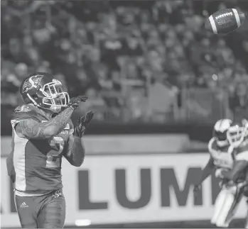  ?? MICHAEL BELL ?? Chad Owens catches his first touchdown pass as a Saskatchew­an Roughrider on Friday, when his new team defeated the Montreal Alouettes 37-12.