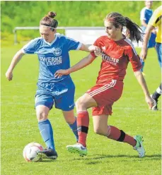  ?? FOTO: FABIAN REPETZ ?? Anna Rigamonti (rechts) und der TSV Tettnang sind gegen den Spitzenrei­ter Hegauer FV oft einen Schritt zu spät.